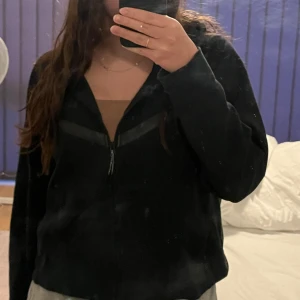 Nike tech - Nike techen är tjej modell så den sitter lite oversized, inga defekter. 
