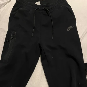 Nike tech - Tjej modell. Defekt på högra benet, det är inte ett hål men en skada