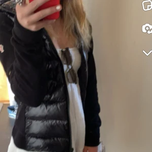 Svart pufferjacka - Säljer min Moncler cardigan då den ej kommer till användning längre. Den är i flismatrial. Storleken på den är M. Kan användas om man har någon mindre storlek också. Den är varm och bekväm, och inga tecken på att den är använd. Köptes för drygt 7000kr. Pris kan diskuteras privat. Öppen för realistiska byten! 