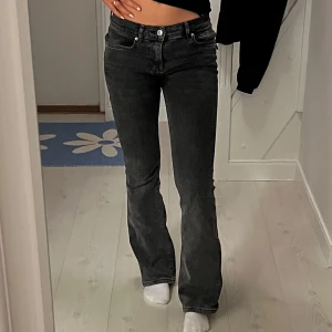 Gråa bootcut jeans - Gråa bootcut jeans med låg midja. Köpta på Gina. Pris kan alltid diskuteras❤️