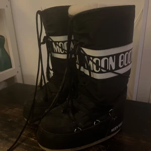 Svarta höga moon boots - Änvänd ett par ggr 