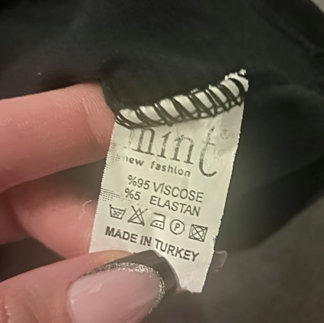 Svart t-shirt med ugglemotiv från Mint - 92