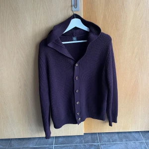 Eleventy cardigan - Från italiensk lyxmärket eleventy Milano - Nypris ca 7000kr - skicka meddelande vid funderingar - otroligt fint skick - Storlek s passar s/m