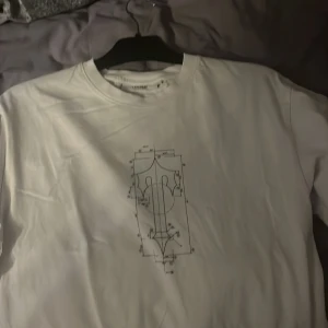Vit t-shirt från Trapstar - Säljer en vit t-shirt från Trapstar med unikt tryck både fram och bak. T-shirten har en normal passform och är tillverkad i bomull. Perfekt för dig som gillar stilrena plagg med en twist.aldrig använt den tvättat den bara pris går diskuteras 