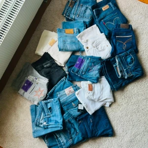 15 par lowwaist vintage jeans - Märken som Victoria Beckham, True Religion (prislapp kvar), Levis, Crocker, Esprit, riktiga 2000s Zara och massa fler!! Bootcut, straight, skinny och alla, lågmidjade. Kommer lägga upp alla separat också så följ så ni inte missar! därifrån får ni nämligen mer info om varje specifikt par. Storlekarna är i waist 25, 26, 27 och length 34, 35 och 36. Finns även barn storlekar för en ännu bättre passform, de passar mig som är en Xs/S