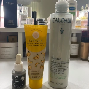 Hudvårdsprodukter från Caudalie, Sephora och Pai - Tre hudvårdsprodukter: Caudalie Vinoclean Cleansing Almond Milk, Sephora Banana Cream Mask och Pai Carbon Star Oil. Caudalie är en rengöringsmjölk med mandel, Sephora är en närande bananmask och Pai är en ansiktsolja med kol. Perfekt för olika hudvårdsbehov.