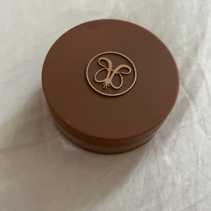 Anastasia cream bronzer - Jättefin trendig och krämig cream bronzer ifrån Anastasia. Färgen är golden tan. Använd men bara ett fåtal gånger. Nypris 379kr