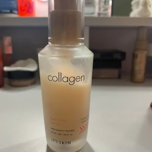 Collagen Nutrition Serum från It's Skin - Collagen Nutrition Serum från It's Skin är ett närande serum som är hudsäkerhetstestat. Produkten kommer i en 40 ml flaska och är avsedd för ansiktet. Tillverkad i Korea.  Nypris: 249kr