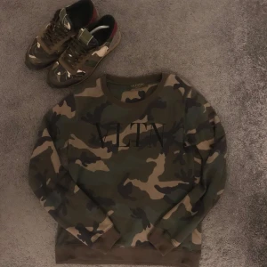 Valentino tröja - As fet camoflauge tröja från Valentino som passar sjukt bra till rockrunners, men tröjan är också stilren utan skorna. Skick 10/10 (inga defekter). Frågor? Hör av dig via pm. Priset går att sänkas vid snabbaffär.
