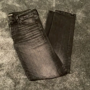  Jack & Jones jeans  - Snygga svarta jeans från Jack & Jones i modellen Slim Glenn. De har en slim passform.  Är tvär feta och är i storlek 29/30🔥