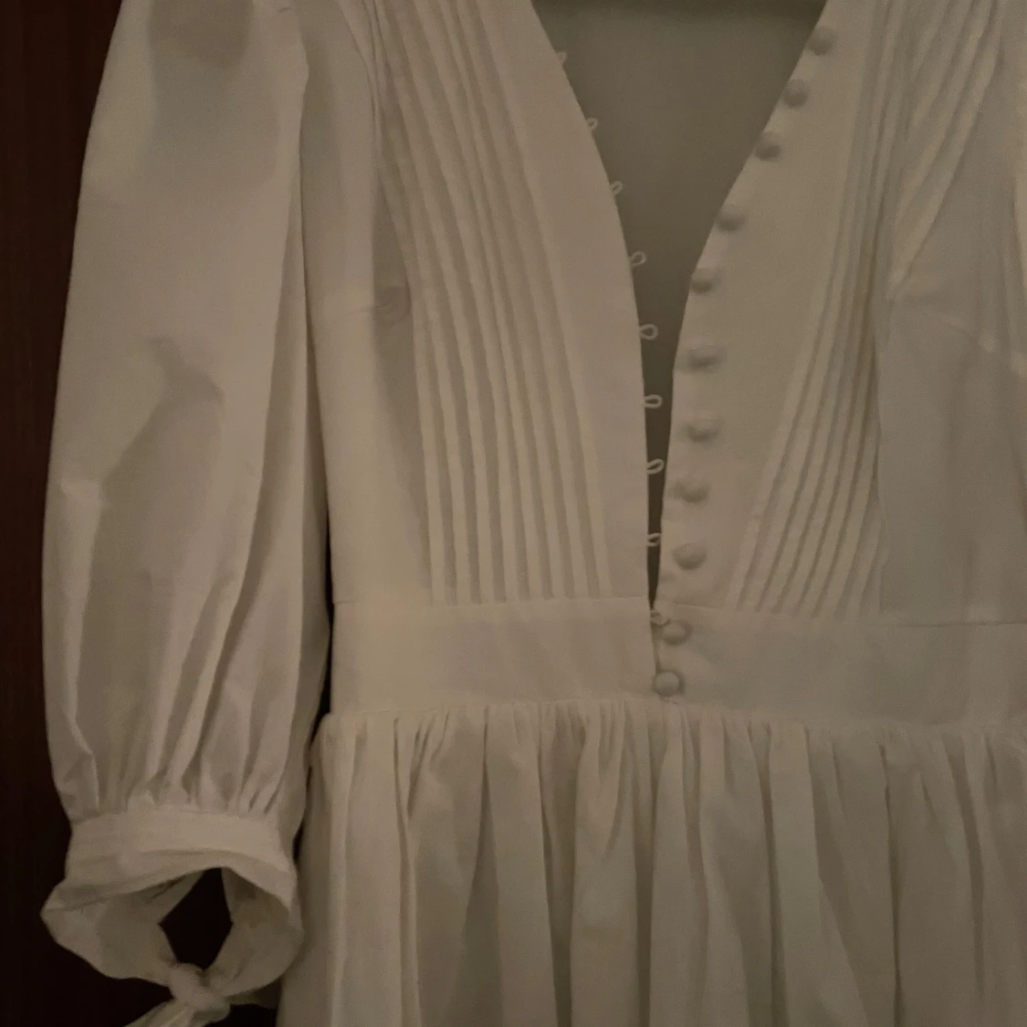 Vit klänning med knappar - 90