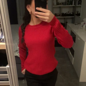 röd långärmad tröja  - röd långärmad tröja som är glittrig. endast använd en gång.Pris kan diskuteras
