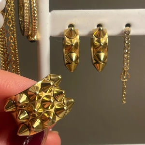 Edblad örhängen och ring - Säljer både den super snygga edblad ringen och örhängena då jag inte använder dom längre! Super snygga båda två och passa jätte bra ihop! Säljer dom för 200 styck eller 400 för båda!💕 bara att skriva om du har några frågor!☺️💕 ringen är i storlek 17,5💕