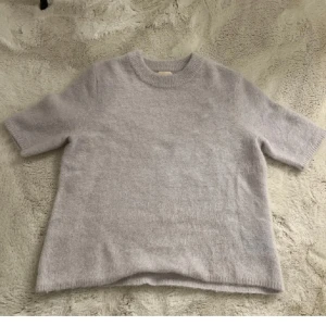 stickad t-shirt - Mysig ljusgrå tröja från H&M i en mjuk mohair- och ullblandning💕Jättefint skick, strl M men passar de flesta, jag har vanligtvis xs/s