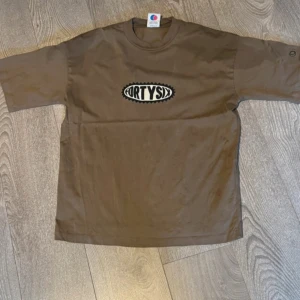 district fortysix t-shirt brun - OBS varan ligger ute på vinted också så skicka dm innan utifall jag inte hunnit tagit bort om den blivit såld!!! brun district fortysix tshirt köpt på vinted. storlek M ganska oversized så har bara använt den själv en gång.