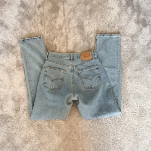 Levis 501 jeans i ljusblå denim - Säljer ett par vintage Levis jeans som jag tidigare köpt här på plick.💛Köpt för kanske två år sen men är fortfarande i superbra skick! Innerbenslängd: 80 cm, midjemått: 38cm. Kom med egna prisförslag!!, köpt för 1200kr av förra ägaren 💛