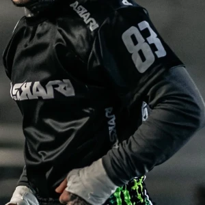 Askari Baller Jersey L - Snygg svart sporttröja från Askari med stort tryck av märkesnamnet och siffran 83. Perfekt för träning eller sportiga aktiviteter. Kortärmad design med en modern look. Nypris 699 aldrig använd och tagg sitter kvar 