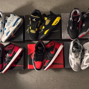 Nike Air Jordans i olika färger - Military Blue 4s, 10/10, 43, 2 500kr. Bred Reimagined 4s, 9,5/10, 44, 2 500kr. Patent Bred 1s, 8/10, 43, 2 200kr. Satin Bred 1s, 9,5/10, 43, 1150kr. Cool Grey 6s, 8/10, 43, 2600kr. 12 250 för alla (OG ALL). THUNDER 4 ÄR SÅLDA!