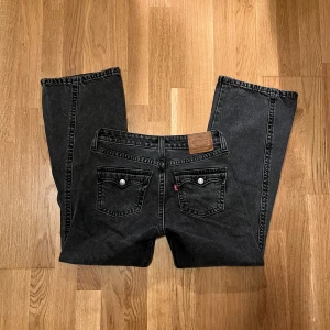 Levis noughtiest bootcut jeans  - Superfina lågmidjade bootcut jeans ifrån Levis i modellen noughtiest boot! 😍De har inga defekter och är i perfekt skick 🫶 köpt för 1400 på Nelly ❤️