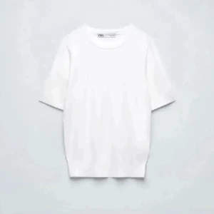 Zara - Säljer denna finstikade tröja från zara, andhämtning fåtal gånger så är i nyskick💗