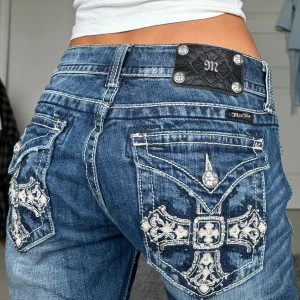 Miss me jeans - Midjemått: 43cm rakt över, innerbenslängd: 85cm 💗