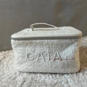 Caia necessär  - Stor och rymlig Caia necessär använd va 1-2 ggr. Men finns en liten fläck silver schampo på ena kanten på insidan och även en på framsidan. Men annars mycket bra skick