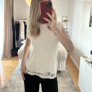 Vit spets topp från Pieces - Jätte fin vit spets topp från Pieces. Storlek M. Använd 2 gånger så är i fint skick. 