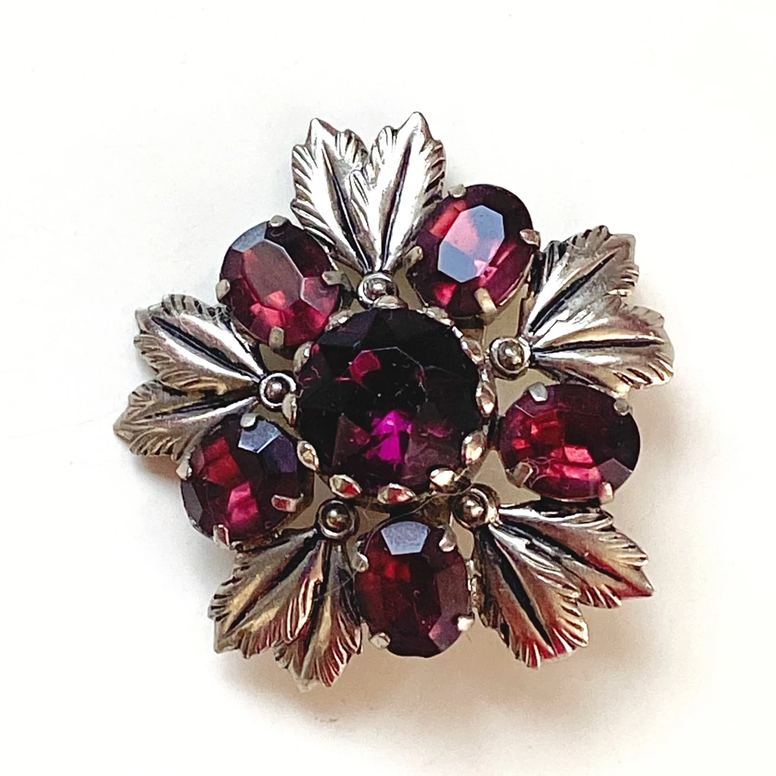 Vintage brosch med röda stenar och silverblad