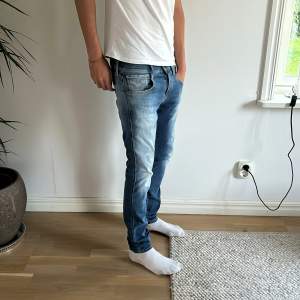 Säljer mina snygga Replay jeans som är i väldigt bra skick. Modellen är anbass. Inga defekter osv. Säljer dem för att dem är lite för små på mig.