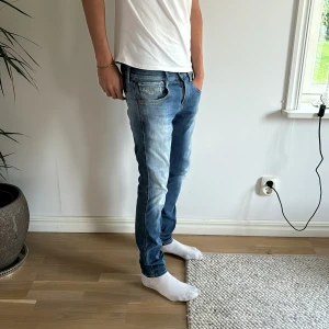 Replay jeans - Säljer mina snygga Replay jeans som är i väldigt bra skick. Modellen är anbass. Inga defekter osv. Säljer dem för att dem är lite för små på mig.
