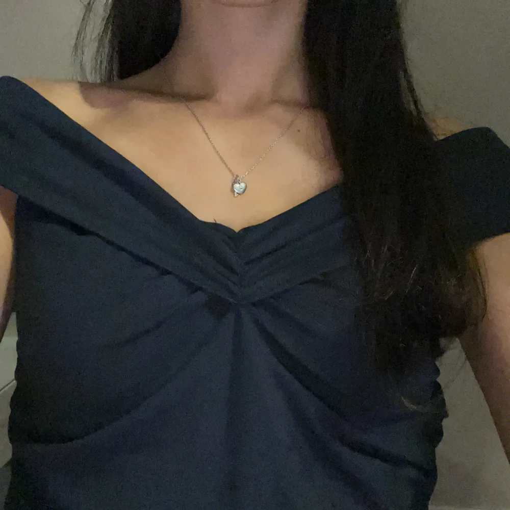 offshoulder topp i storlek M, och lite insydd i midjan, men inte speciellt mycket🥰 säljer då den ej kommer till användning💕💕. Toppar.