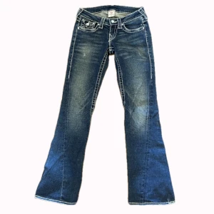 True Religion Jeans - Säljer dessa svin snygga true religion jeans då dom tyvärr var för korta för mig Innerbenslägnd:77 cm Midjemått:35 cm  Hör av dig om du har några frågor💕 