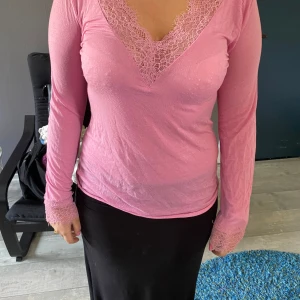 Intimissimi tröja  - säljer denna tröja då den inte används. den är i nyskick och har knappt används.