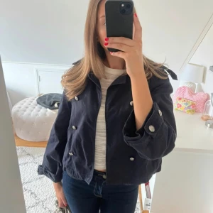 Kort kappa - Den perfekta jackan/ korta kappan nu till hösten i marinblå färg 💕