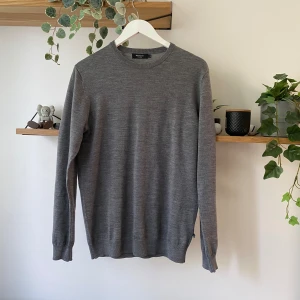 Grå stickad tröja  - Säljer denna grå stickad tröja i marinull från Matinique då den blivit förliten. Den är i toppen skick och har inga tecken på användning. Nypris ligger runt 1099Hör av dig vid minsta lilla intresse eller funderingar😃