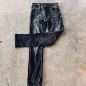 Jack & Jones jeans  - Ett par feta jeans i bra skick🤩 Dessa jeans är i storlek 28/32🤩🤑 Nypriset på dessa jeans är 850kr🤑 Men jag säljer de för 250kr🤑💸💸 Vid minsta fundering så kan du kontakta mig💸💸🤩