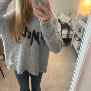 Odd Molly hoodie - En finstickad hoodie från odd Molly. Inga defekter kanske en aning nopprig. Okänd storlek men jag som har på mig den har storlek XS/S i vanliga fall.💞🤗