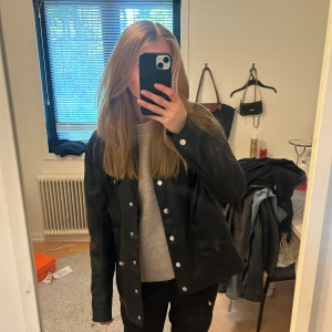 Skinnjacka NAKD  - Skinnjacka från NAKD i storlek 34. Fint skick!  Köp gärna via ”köp nu”💕🌸