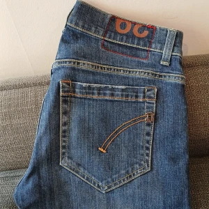 Dondup George Nyskick - Tjena säljer dessa snygga Dondup George i nyskick, man kan tro att dom är nya. Kostar över 2000 kr nya men säljer för bara 799. Vill bli av med dom fort så kan sänka priset vid snabb affär. Tveka inte om du har en fråga.