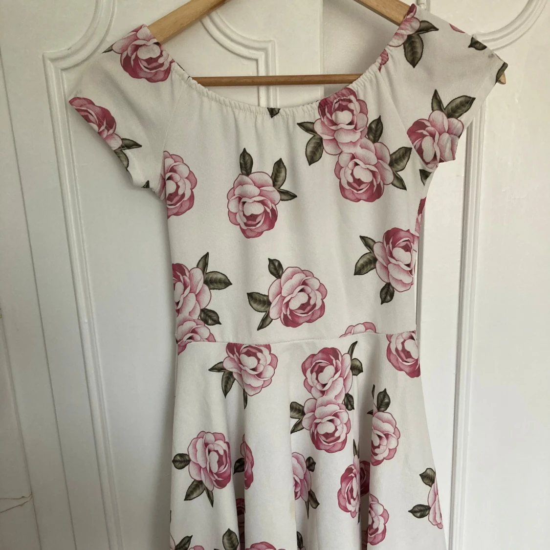 Vit blommig klänning