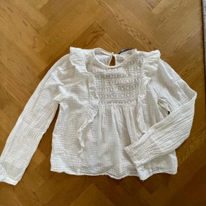 Blus Zara - Söt vit blus från zara, använd ett par gånger men fortfarande i fint och bra skick!💕
