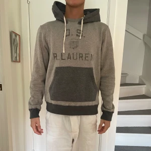 Ralph Lauren hoodie - Sällsynt Ralph Lauren hoodie i mycket bra skick. Storlek M, sitter som M. Skriv om du har några funderingar.