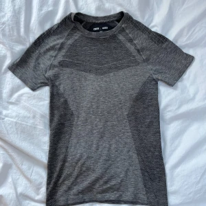 Compression shirt ASOS - Asos compression shirt. Aldrig använd. Skriv gärna om du har några frågor!👍