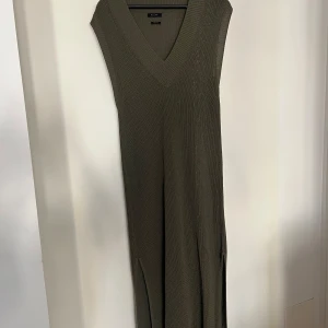 Stickad Massimo Dutti klänning - Säljer min fina stickade klänning från Massimo Dutti i storlek S. Bara använd två-tre gånger så skickat är superbra! Normal i storlek.