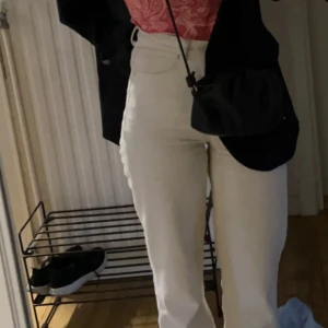 Cremevita jeans  - Jättefina jeans i en cremevit färg från Bikbok. Storleken syns på sista bilden men det är 27 och längd 32.