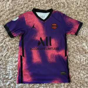 Psg tröja ’Messi 30’ - En snygg tredje ställ psg tröja från när Messi körde, tröjan är i M men passar även S, inga skador. Vid fler frågor är det bara att skriva