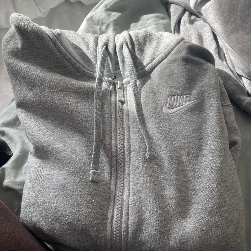 Storlek S, knappt använd, köpt från Nike för 599kr. Hoodies.