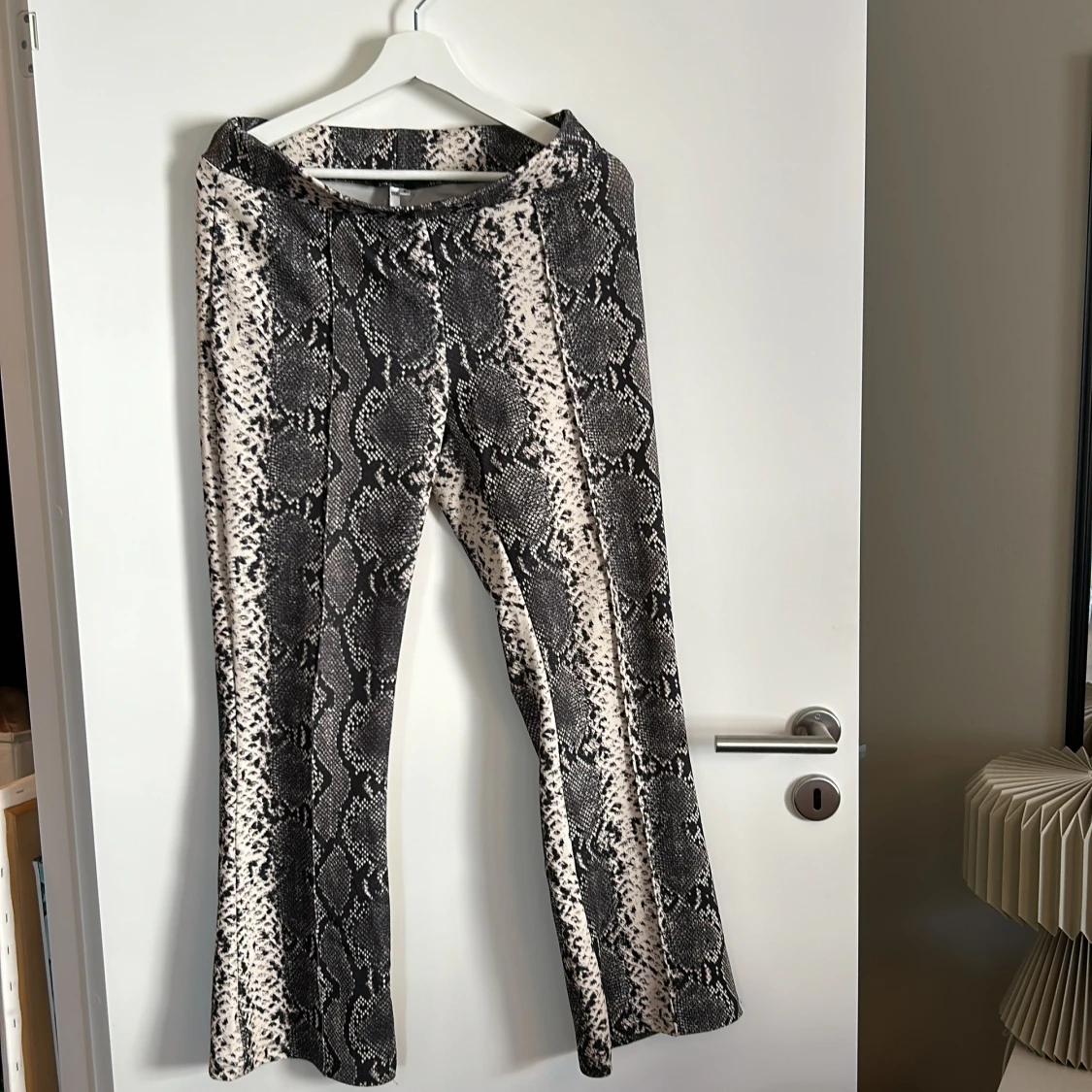 Ormmönstrade byxor i svart och beige