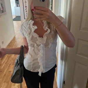 Vit blus med volanger  - Så fin kortärmad vit blus med volanger 🩷 Formar kroppen så fint!