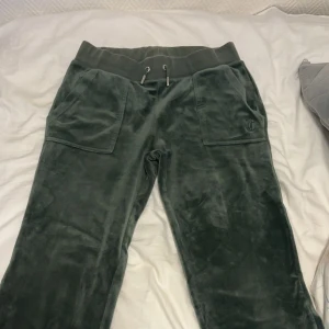 Juicy coutoure byxor - Säljer mina juicy coutoure byxor i mörkgrön. Köpte för över två år sedan och har använts många gånger, har några prickar på som ej går att tvätta bort men inget synligt. Är i strl S men passar även XS. Ord. pris är 1200 kr, men säljer för 500 kr.